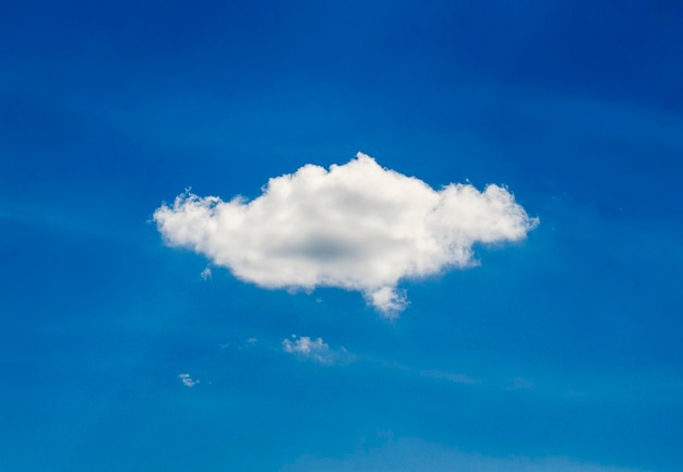 Jedna biała chmura na niebieskim niebie zdjęcie wysokiej rozdzielczości