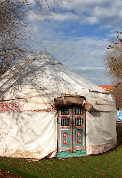 Zdjęcie jedna jurta mieszkalna kazachskich nomadów