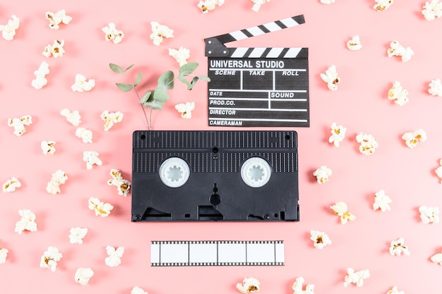 Jedna retro kaseta wideo papierowa taśma filmowa z klapką i posypany popcornem