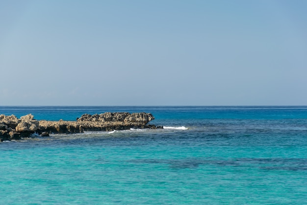 Jedną z najpopularniejszych plaż na Cyprze jest plaża Nissi i jej okolice.