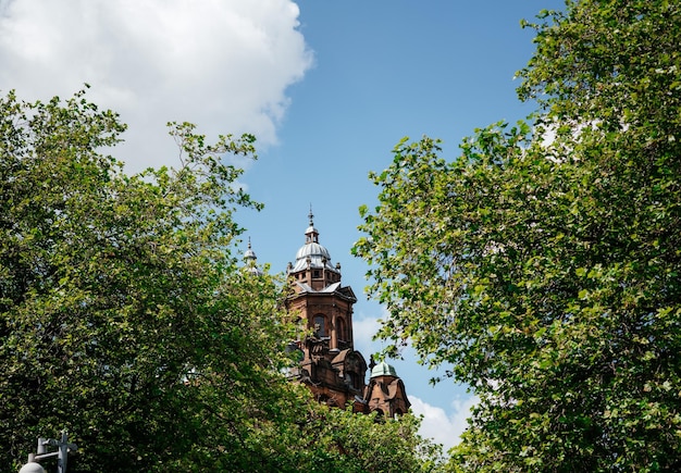 Jedna Z Wież Muzeum Kelvingrove Widziana Przez Zielone Drzewa Parku Kelvingrove W Glasgow Scot