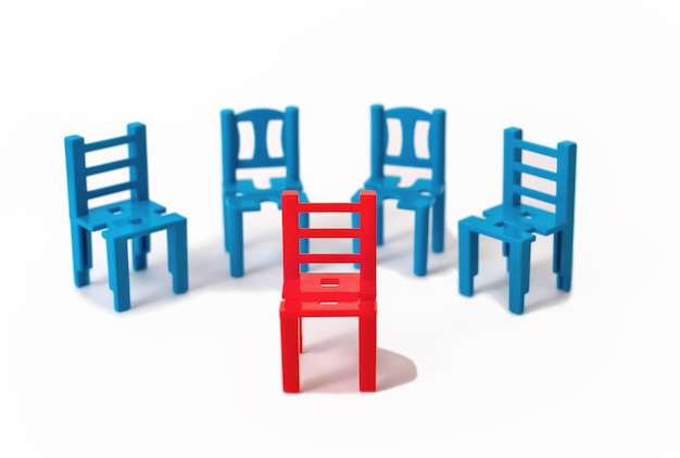 Zdjęcie jedno czerwone krzesło wyróżnia się na tle innych, będąc wyjątkowym i odmiennym. koncepcja indywidualności wyróżnia się z tłumu