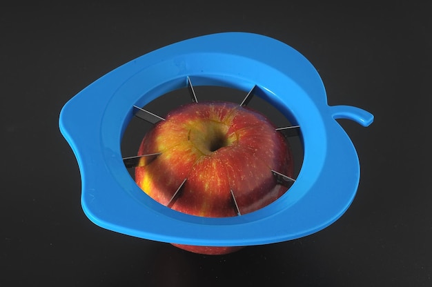 Zdjęcie jedno niebieskie narzędzie do cięcia jabłek
