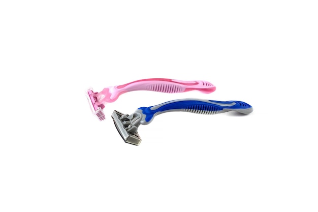 Jednorazowe maszynki do golenia dla kobiet i mężczyzn w kolorze niebieskim i różowym na białym tle
