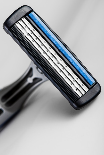 Zdjęcie jednorazowe maszynki do golenia izolowane. closeup