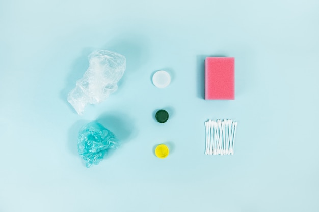 Jednorazowe plastikowe przedmioty codziennego użytku na niebieskiej powierzchni