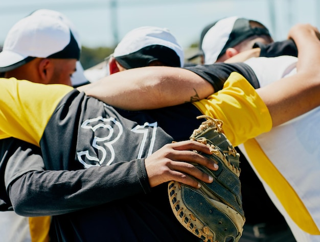 Jedność, Której Potrzebuje Każda Drużyna Przycięte Zdjęcie Drużyny Nierozpoznawalnych Baseballistów Stojących Razem W Zgrupowaniu Na Boisku