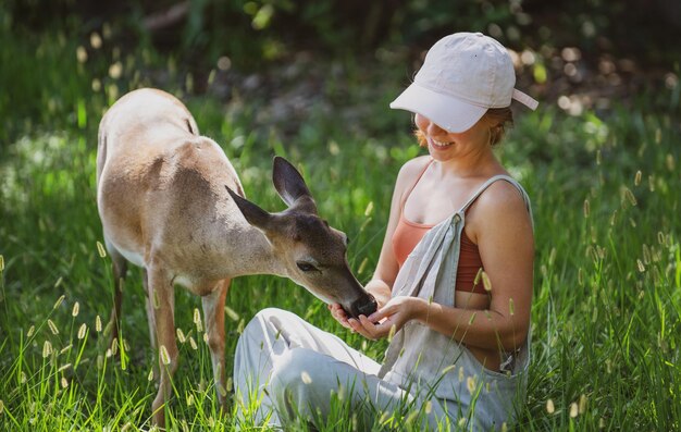 Jedność Z Naturą Dziewczyna Karmi Jelenia Bambi Dzikie Zwierzęta Koncepcja Kobieta Karmi Jelonek W Parku