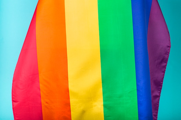 Jedwabna flaga LGBT do użytku podczas uroczystości na niebieskim tle