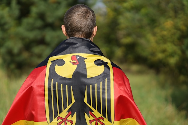 Jedwabna Flaga Niemiec Na Ramionach Mężczyzny