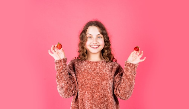Jedz zdrowo Letnie jagody Dziecko jedzące truskawki Szczęśliwe dziecko Dieta i odżywianie Głodne dziecko Dziewczyna je świeże naturalne truskawki Zdrowa żywność Opieka zdrowotna Zdrowe śniadanie Pojęcie witaminy