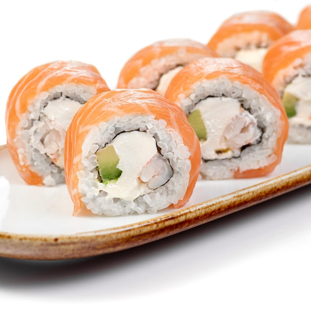 jedzenie azjatyckie Philly sushi roll z krewetkami na talerzu na białym tle japońskie sushi dla menu restauracji