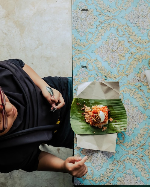 Zdjęcie jedzenie azjatyckiego jedzenia nasi lemak na liście bananowym na śniadanie widok z góry