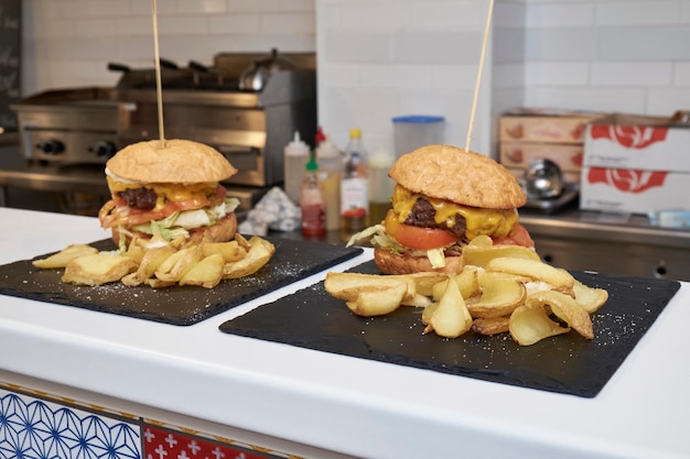 JEDZENIE cheeseburgery podawane ze smażonymi ziemniakami w restauracji