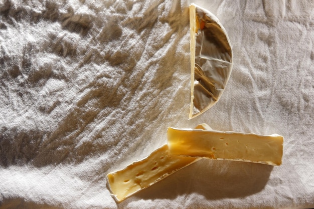 Jedzenie dla wina Pyszny biały ser na stole zbliżenie Plastry świeżego camembertu na białej serwetce