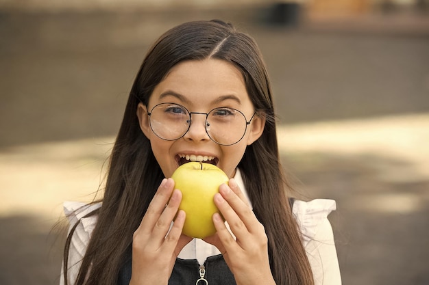 Jedzenie dla zębów Małe dziecko gryzie jabłko na zewnątrz Szkolna przekąska Zdrowe odżywianie Edukacja pacjenta Zdrowie zębów Higiena jamy ustnej Zapobieganie próchnicy i próchnicy Stomatologia dziecięca