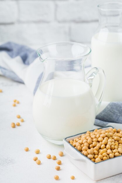 Jedzenie i picie koncepcja diety i odżywiania w zakresie opieki zdrowotnej Domowe organiczne wegańskie mleko sojowe bez pamiętnika na kuchennym stole
