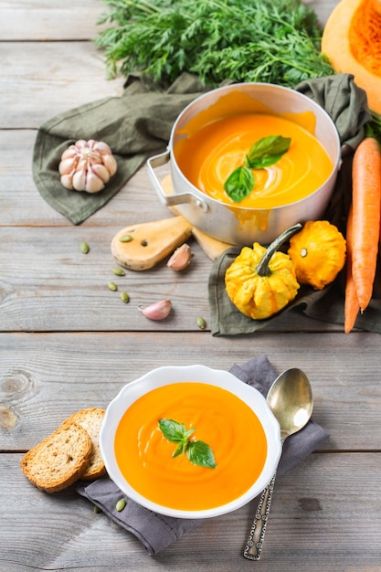 Zdjęcie jedzenie i picie martwa natura dieta i koncepcja odżywiania sezonowa jesień jesień pieczona pomarańczowa zupa z marchwi dyni ze składnikami na rustykalnym drewnianym stole przytulna kuchnia tło