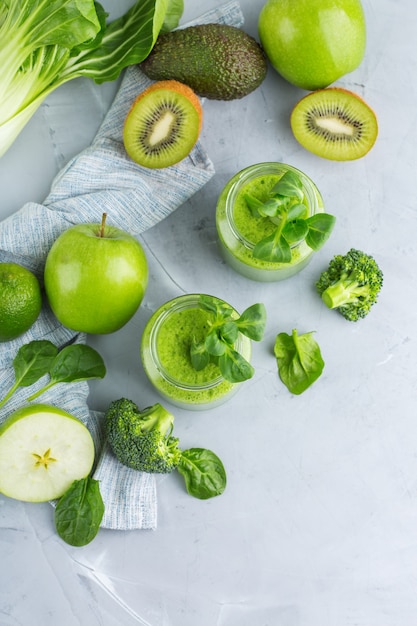 Jedzenie I Picie, Zdrowa Dieta I Odżywianie, Styl życia, Koncepcja Wegańska, Alkaliczna, Wegetariańska. Zielony Koktajl Z Organicznych Składników, Warzywa Na Nowoczesnym Stole W Kuchni. Skopiuj Tło Przestrzeni