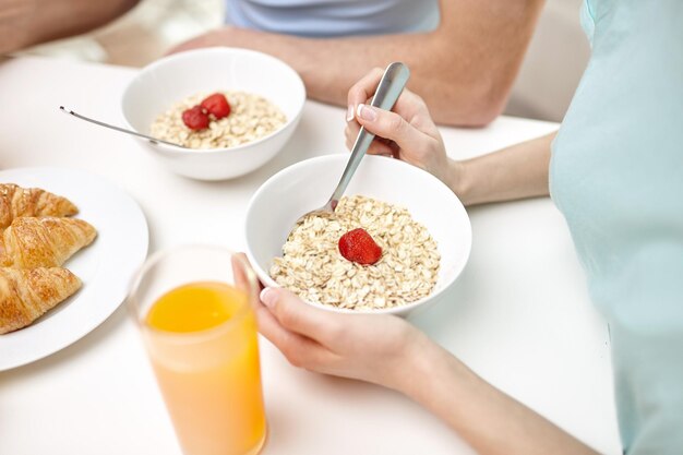 Jedzenie, Jedzenie, Ludzie I Koncepcja Zdrowej żywności - Zbliżenie Para Jedząca śniadanie W Domu