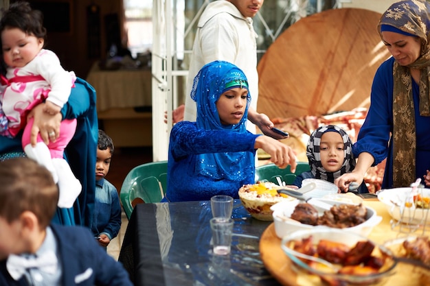 Zdjęcie jedzenie łączy wszystkich ujęcie muzułmańskiej rodziny jedzącej razem