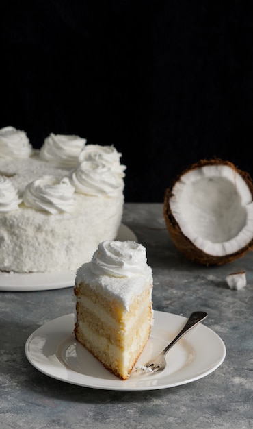 Jedzenie latynoamerykańskie, ciasto kokosowe, torta lub pastel de coco, typowe dla Kolumbii ciasto