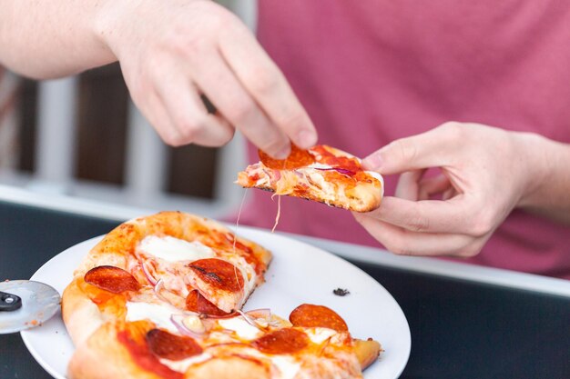 Jedzenie pizzy na grillu gazowym na świeżym powietrzu.