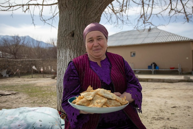 jedzenie podane przez staruszkę w języku uzbeckim