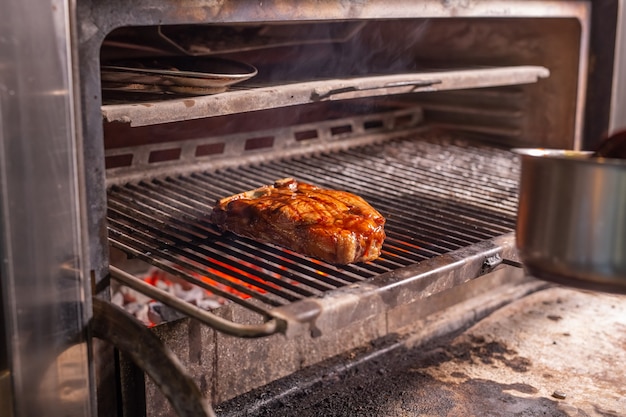 Jedzenie, rzemiosło i pyszna koncepcja - gotowanie stek na grillu.