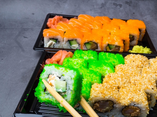 Jedzenie sushi pałeczkami selektywne skupienie zdrowia Japonia jedzenie