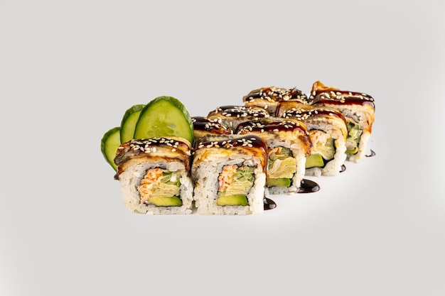 Jedzenie sushi pałeczkami Sushi roll japońskie jedzenie w restauracji California Sushi roll set z warzywami łososia latająca ryba ikra i kawior zbliżenie Japonia menu restauracji