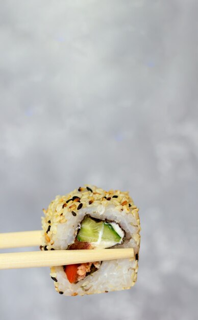Jedzenie Sushi Z Bliska Pałeczki. Japońskie Jedzenie Sushi W Restauracji.