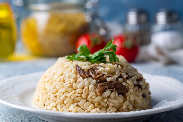 Jedzenie tureckie; Bulgur pilaf z grzybami (turckie nazwa; mantarli bulgur pilavi)