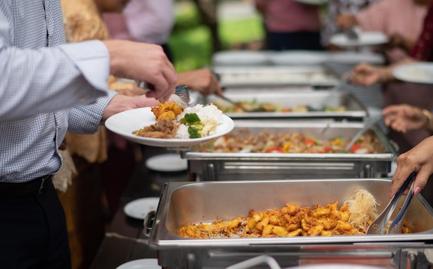 Jedzenie w formie bufetu catering impreza gastronomiczna w restauracji mini kanapki przekąski i przekąski