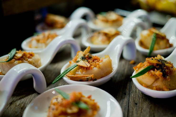 Zdjęcie jedzenie w formie bufetu, przyjęcie cateringowe w restauracji, mini kanapki, przekąski i przekąski