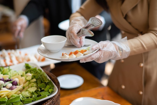 Jedzenie w formie bufetu, przyjęcie cateringowe w restauracji, mini kanapki, przekąski i przekąski