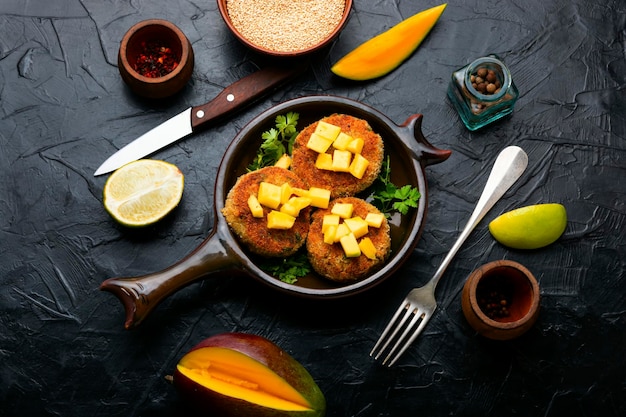 Jedzenie wegańskie, smaczny kotlet z komosy ryżowej. Burger bezmięsny z mango