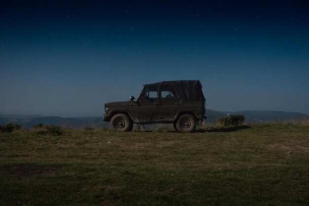 Jeep na tle rozgwieżdżonego nieba.