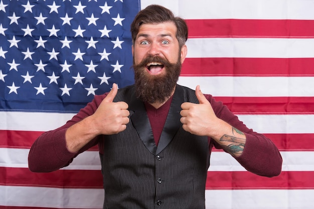 Jego najlepsza wycieczka obywatel amerykański pokaż kciuk w górę na flagę usa obywatel amerykański w wyborach szczęśliwe świętowanie zwycięstwa brodaty hipster mężczyzna jest patriotą dla usa amerykańska reforma edukacji 4 lipca