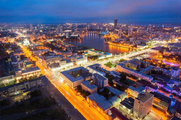 Jekaterynburg lotnicze panoramiczny widok w nocy. Jekaterynburg to czwarte co do wielkości miasto w Rosji i centrum obwodu swierdłowskiego położonego na kontynencie euroazjatyckim na pograniczu Europy i Azji.