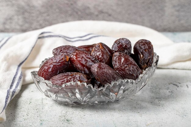 Jerozolimskie daty na kamiennym tle suszone duże daty w szklanej misce Ramadanu zdrowe jedzenie z bliska