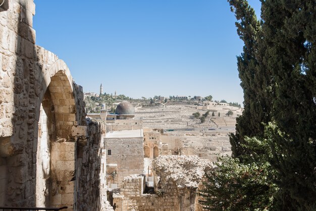 Jeruslem, Izrael - 5 listopada 2018: Widok starej części z kamiennych budynków Jeruslem.