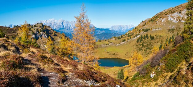 Jesień alpejskie Grosser Paarsee lub jezioro Paarseen Land Salzburg Austria Alpy Hochkonig skalista grupa górska widok w oddali