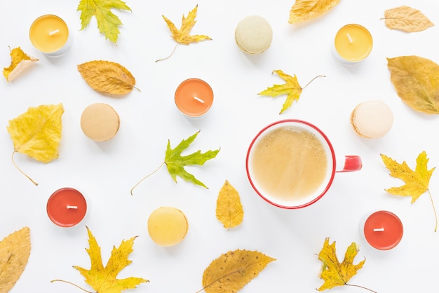 Jesień Flatlay żółte Liście świece Filiżanka Kawy I Makaroniki Na Białym Tle Koncepcja Upadku