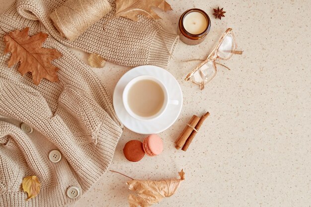 Zdjęcie jesień kobieta przytulny styl życia sweter glasess świeca atmosferyczny czas na kawę