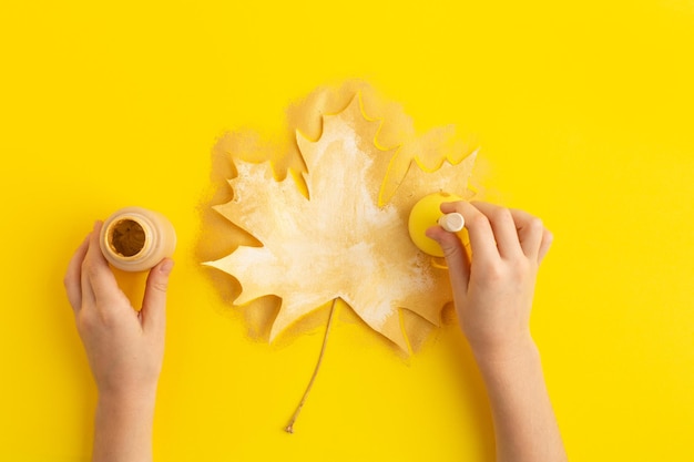 Zdjęcie jesień koncepcja flatlay kolekcja liści klonu pomalowane w złoto na żółtym diy wysokiej jakości zdjęcie