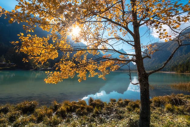 Jesień krajobraz z małym jeziorem w dolomitach, Włochy.