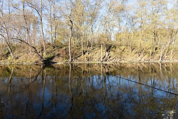 Jesień krajobraz z rzeką i drzewami