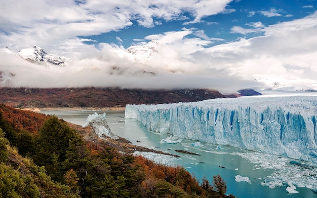 Jesień Las, Dramatyczne Chmury I Lodowiec Perito Moreno W Argentino Lake, Argentyna. Ameryka Południowa