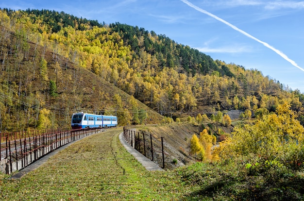 Jesień na Circum-Baikal Road na południe od jeziora Bajkał